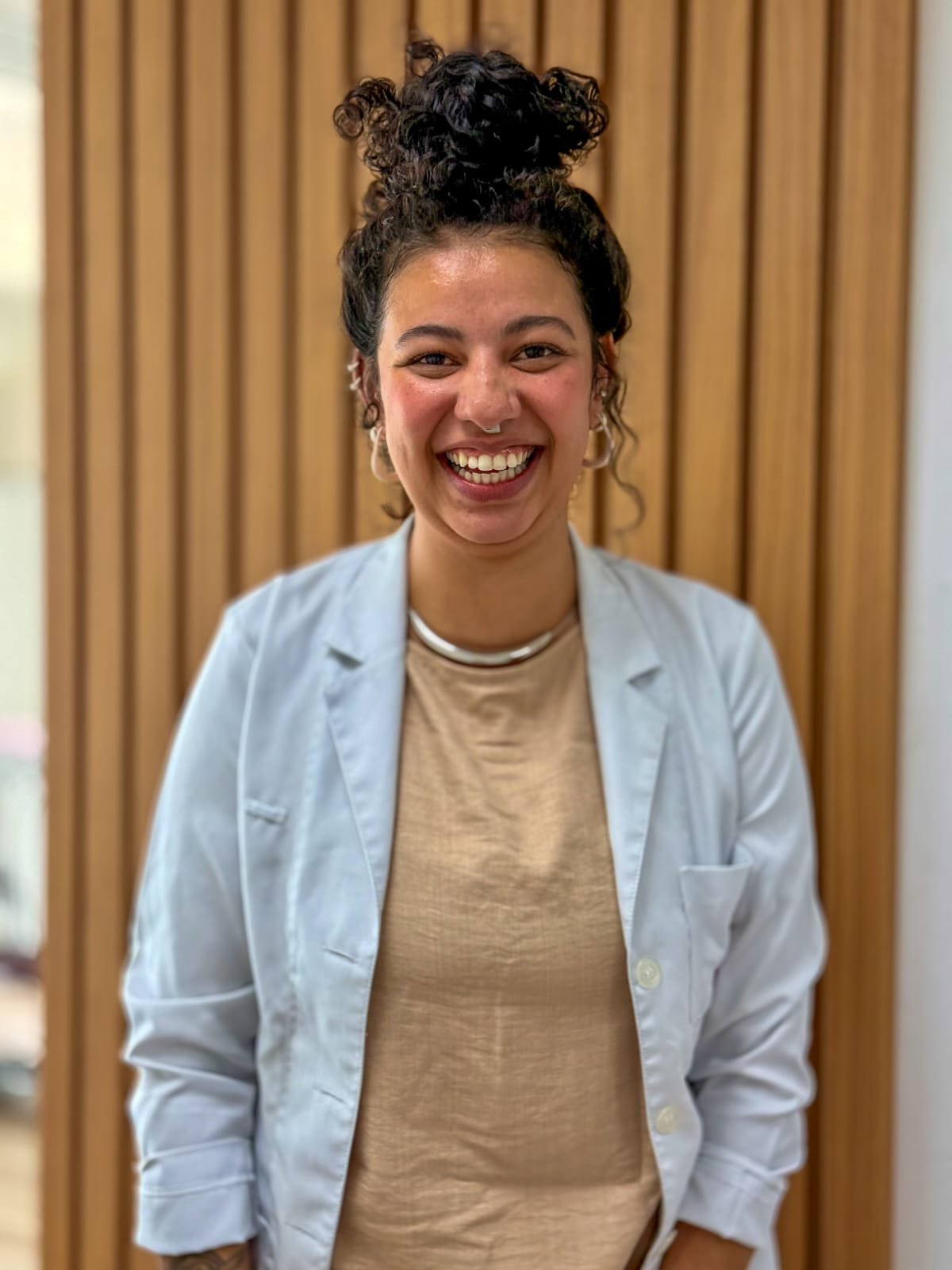 Dra. Maria Gabriela, cirurgiã-dentista, em seu consultório na Aclimação
